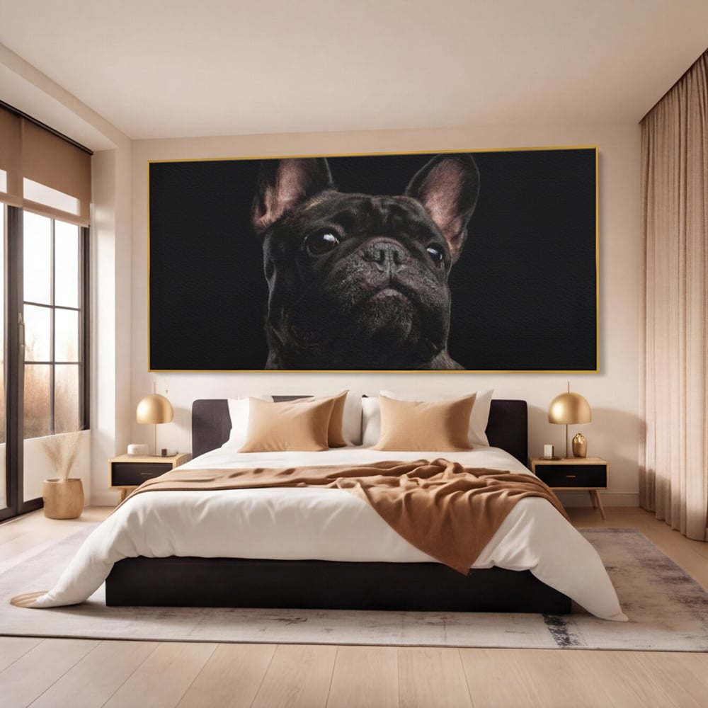 Tablou canvas cu tablou canvas cu bulldog in umbra, in rama de aluminiu auriu, pe perete intr-un dormitor